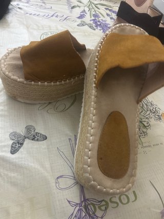 Sandalias cuña marrón y negras