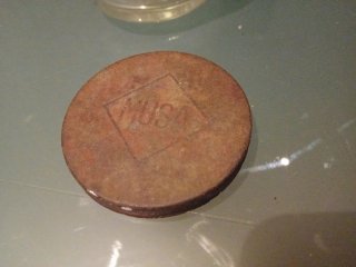 Bote de vidrio antiguo con tapa metálica