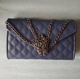 Bolso azul con cadena
