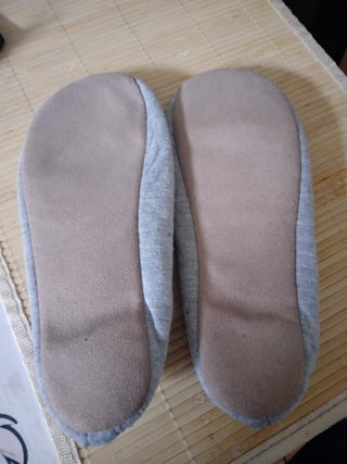Pantofole grigie con fiocco