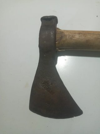 Hacha de mano con mango de madera