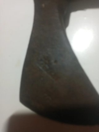 Hacha de mano con mango de madera