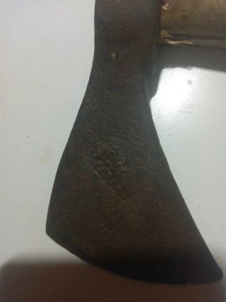 Hacha de mano con mango de madera