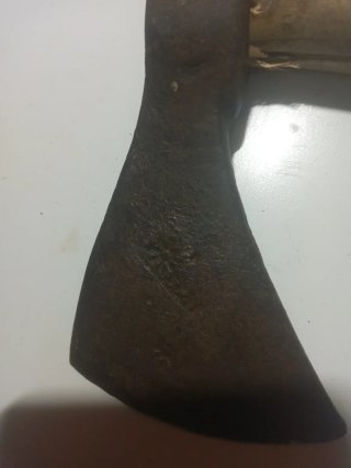 Hacha de mano con mango de madera