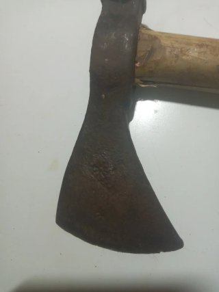 Hacha de mano con mango de madera
