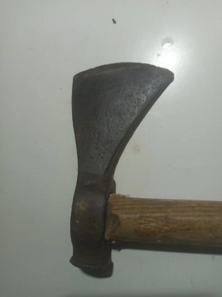 Hacha de mano con mango de madera
