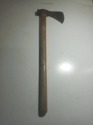 Hacha de mano con mango de madera