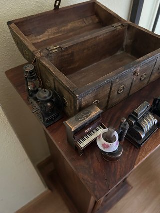 Cofre antiguo madera y metal con sacapuntas