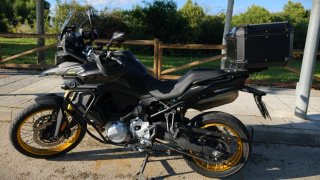 Voge 900 DSX Negra y Dorada
