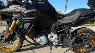 Voge 900 DSX Negra y Dorada