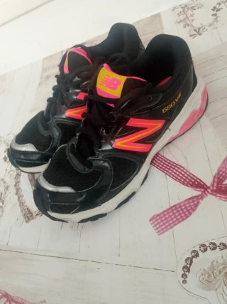 Zapatillas New Balance Negras y Rosas