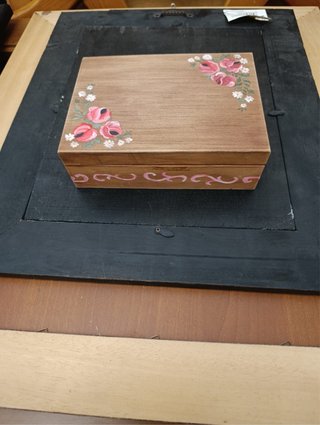 Caja de madera decorada con flores