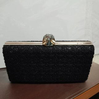 Bolso de fiesta negro con pedrería y cadena