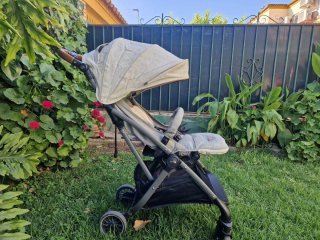 Silla de paseo gris con capota