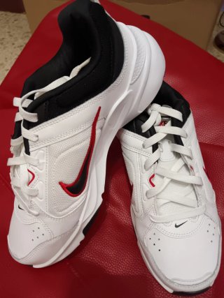 Zapatillas Nike Talla 42 Blancas y Rojas