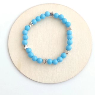 Pulseras de colores con estrellas plateadas
