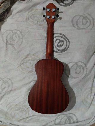 Ukelele con mariposa grabada + Afinador