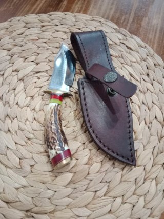 Cuchillo artesanal con funda de cuero