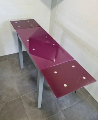 Mesa de cocina cristal morado y una silla