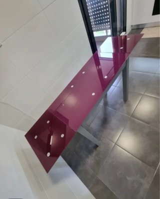 Mesa de cocina cristal morado y una silla