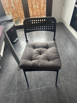 Mesa de cocina cristal morado y una silla