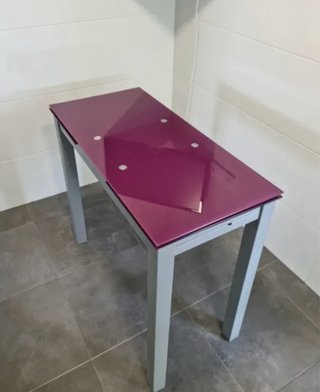 Mesa de cocina cristal morado y una silla