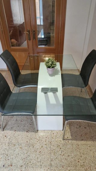 Conjunto entero muebles y mesa con sillas