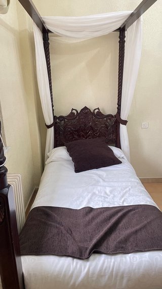 Camas con dosel de madera