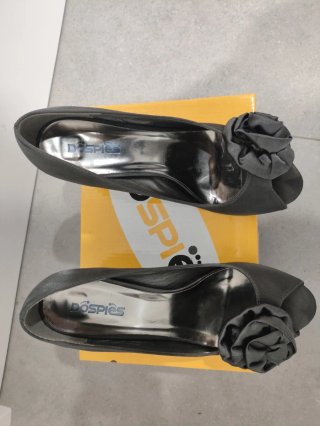 Zapatos grises con flor y plataforma