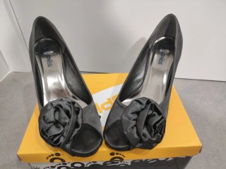 Zapatos grises con flor y plataforma