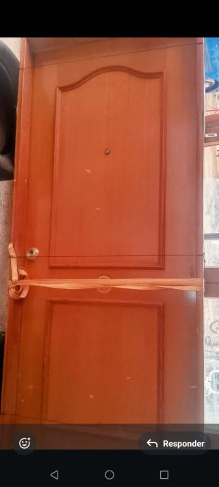Puerta de madera marrón