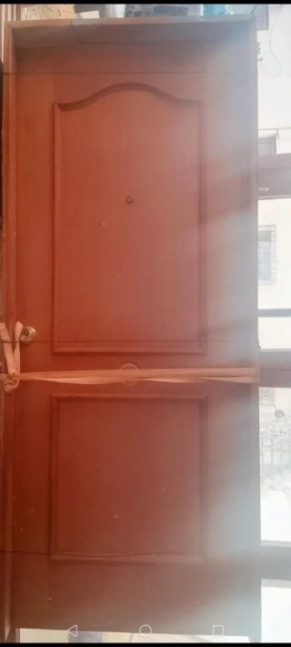 Puerta de madera marrón