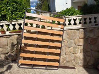 Struttura a doghe in legno e metallo