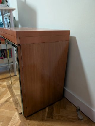 Mueble de madera con espejos