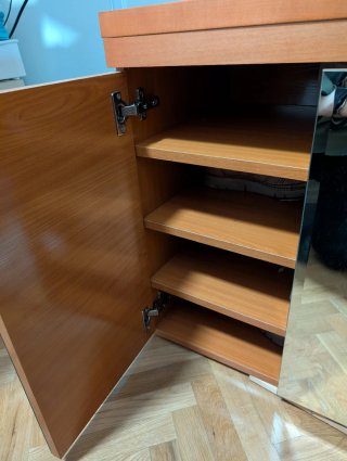 Mueble de madera con espejos