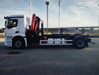 Mercedes ANTOS 18 32-CAMIONES GANCHO CON GRUA