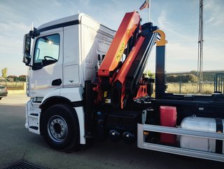 Mercedes ANTOS 18 32-CAMIONES GANCHO CON GRUA