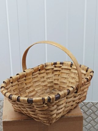Cesta antigua de mimbre