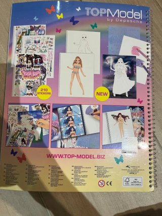 Libro de actividades Create your Model y lapizes
