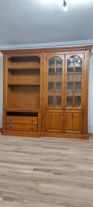 Mueble de salón de pino con vitrina