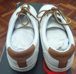 Zapatos blancos con cordones marrones. Polo.