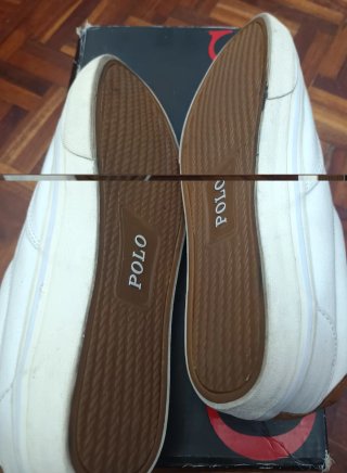 Zapatos blancos con cordones marrones. Polo.