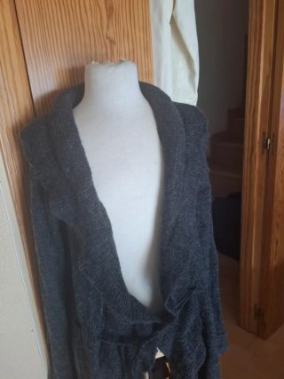 Cárdigan de punto gris con volantes.Muy elegante!