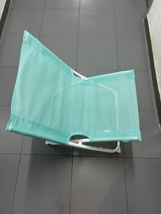 Silla plegable azul y blanca