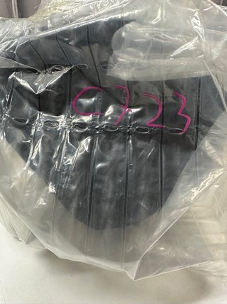 Casco de moto negro con visera