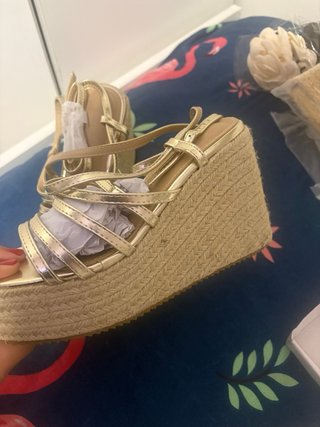 Sandalias doradas esparto cuña nuevas