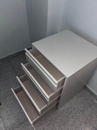 Cajonera blanca de madera