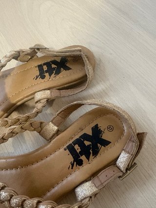 Sandalias doradas trenzadas