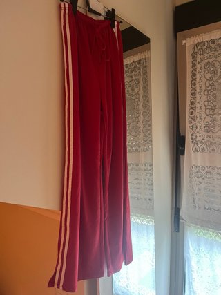 Pantalones rojos con rayas laterales