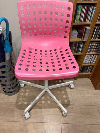 Silla de escritorio rosa con ruedas